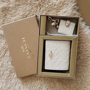 NWT IOB Coach Signature Embossed Chalk Wallet & Bag Charm Set 🤍🎁